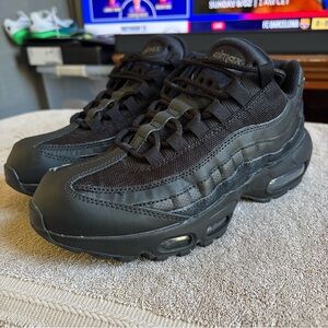 Nike Air Max 95 Essential Triple Black CI3705-001 Men's Size 7.5 Women’s Size 9